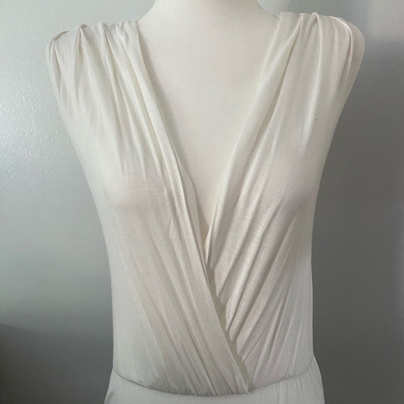 Tobi Tops - Tobi Low Cut Cap sleeves bodysuit